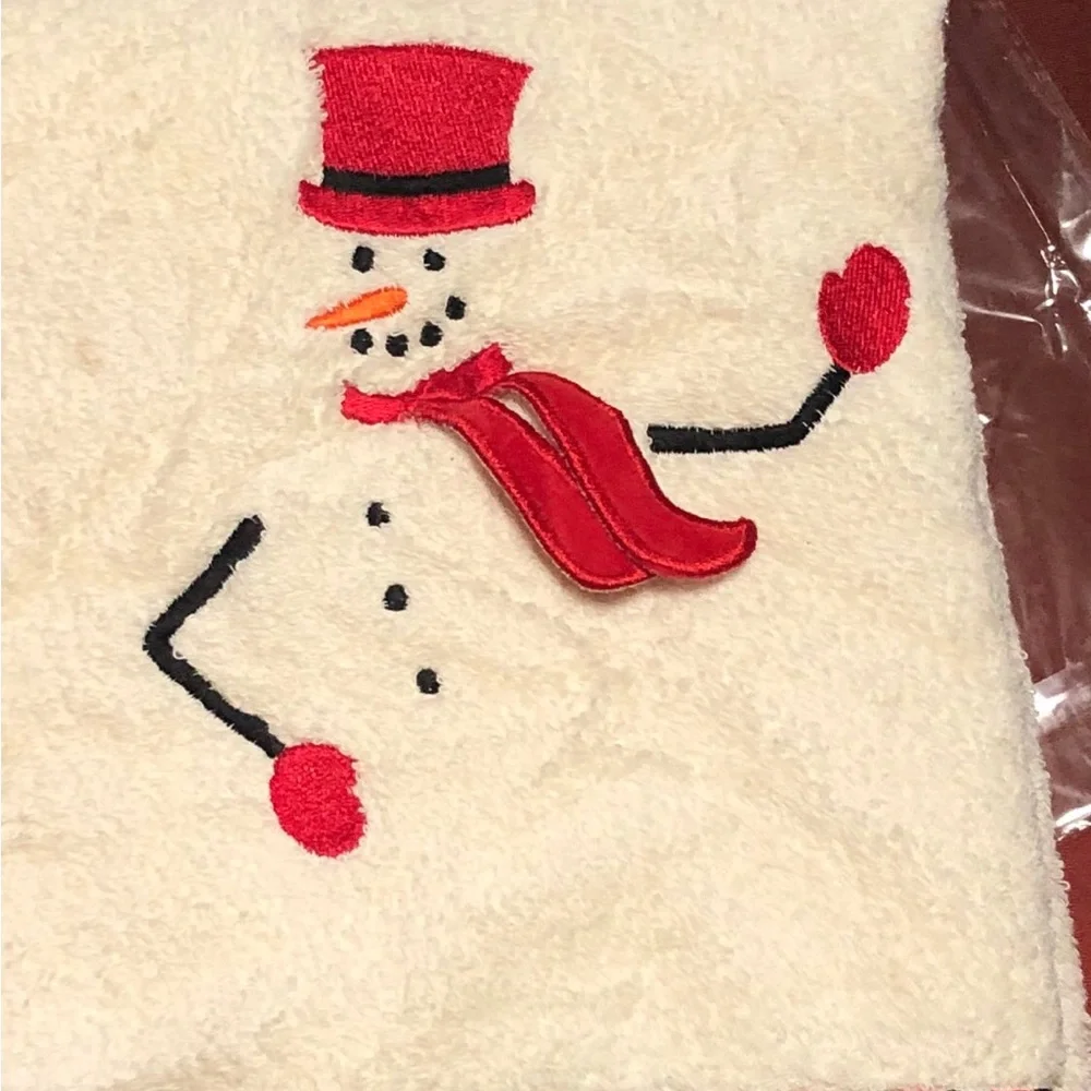 Santens MACY’S HOME “INVISIBLE SNOWMAN”  Red/Green cotton Bath Towel